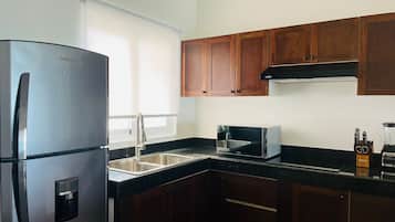 Apartment, Balcony, Sea View | Private kitchen | Fridge, microwave, toaster, cookware/dishes/utensils