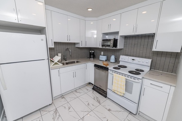 Een koelkast, een vaatwasser