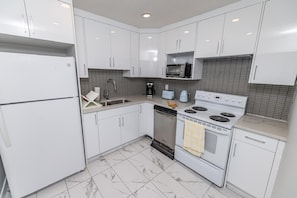 Fridge, dishwasher - Home away from home 5 min away From away from dt cozy full townhome pet friendly (Calgary)