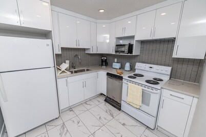 Home away from home 5 min away From away from dt cozy full townhome pet friendly