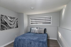 3 bedrooms, iron/ironing board, WiFi, bed sheets - Home away from home 5 min away From away from dt cozy full townhome pet friendly (Calgary)