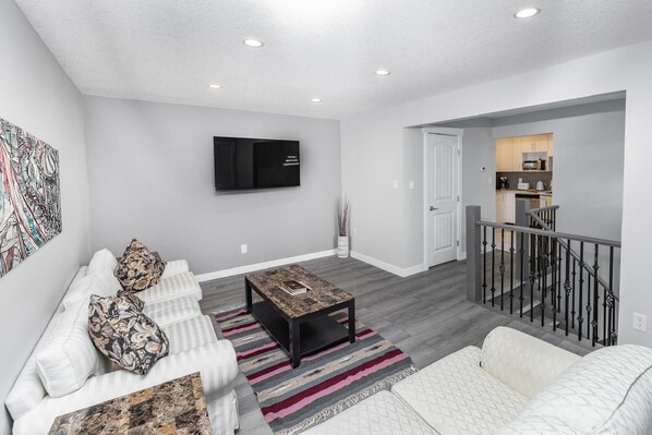 TV - Home away from home 5 min away From away from dt cozy full townhome pet friendly (Calgary)