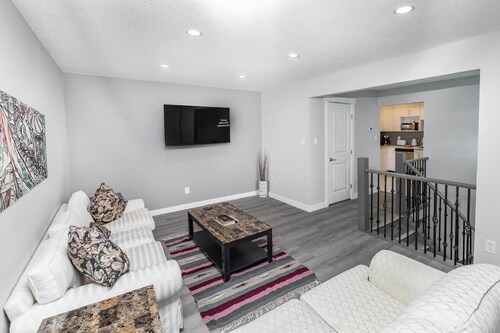 Home away from home 5 min away From away from dt cozy full townhome pet friendly