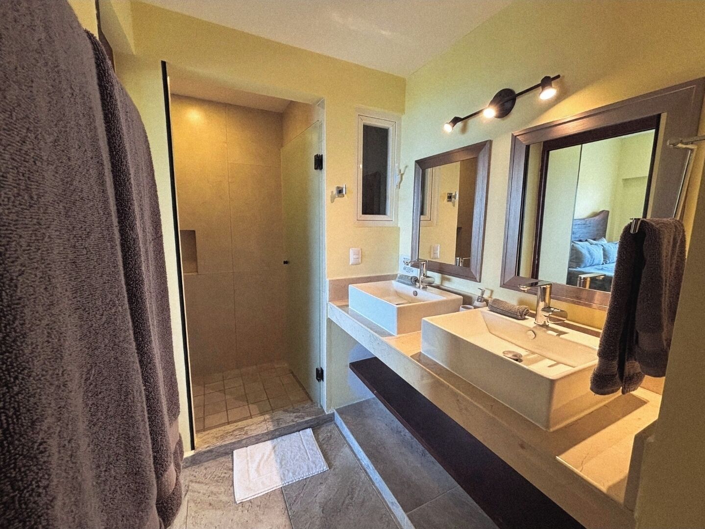Departamento, patio, vista al mar | Baño | Regadera, toallas, jabón, shampoo 