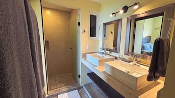 Departamento, patio, vista al mar | Baño | Regadera, toallas, jabón, shampoo