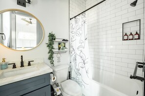 Shower, hair dryer, bidet, towels - Inner City Hideout: Serenity with Big Nature Views (Atlanta)