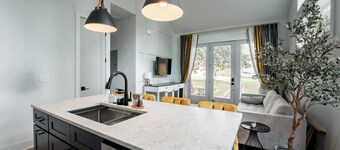 Inner City Hideout: Serenity with Big Nature Views