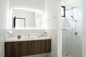 Doccia, asciugacapelli, asciugamani, sapone