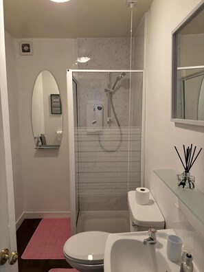 Shower, towels, soap, shampoo - Our Wee Eden - Rothesay (Rothesay)