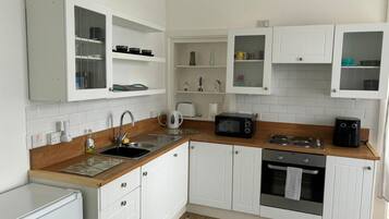 Køleskab, mikrobølgeovn, ovn, elkedel