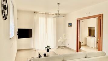Smart TV, caminetto, libri