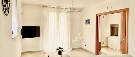 Televisor intel·ligent, llar de foc i llibres