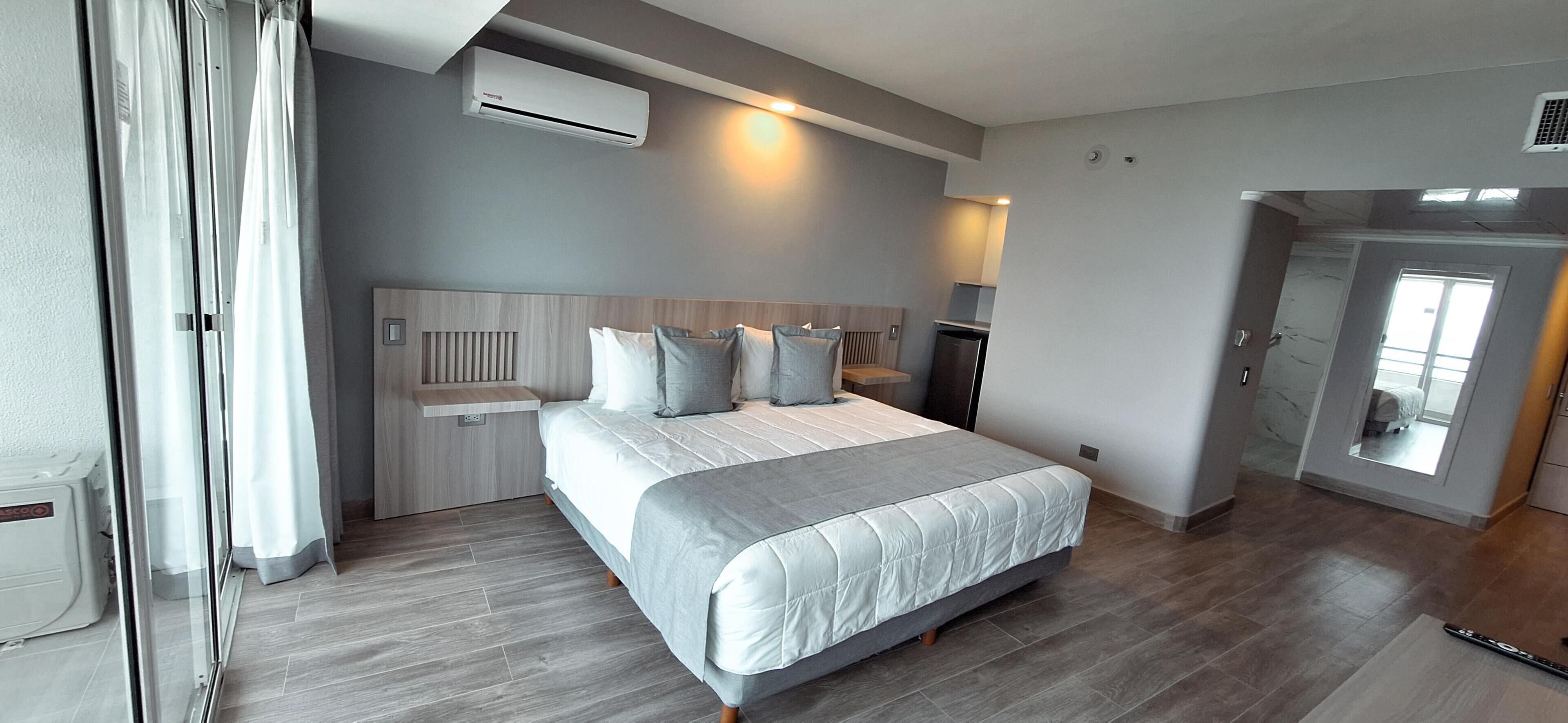 Habitación Deluxe | Ropa de cama de alta calidad, edredones de plumas, caja fuerte