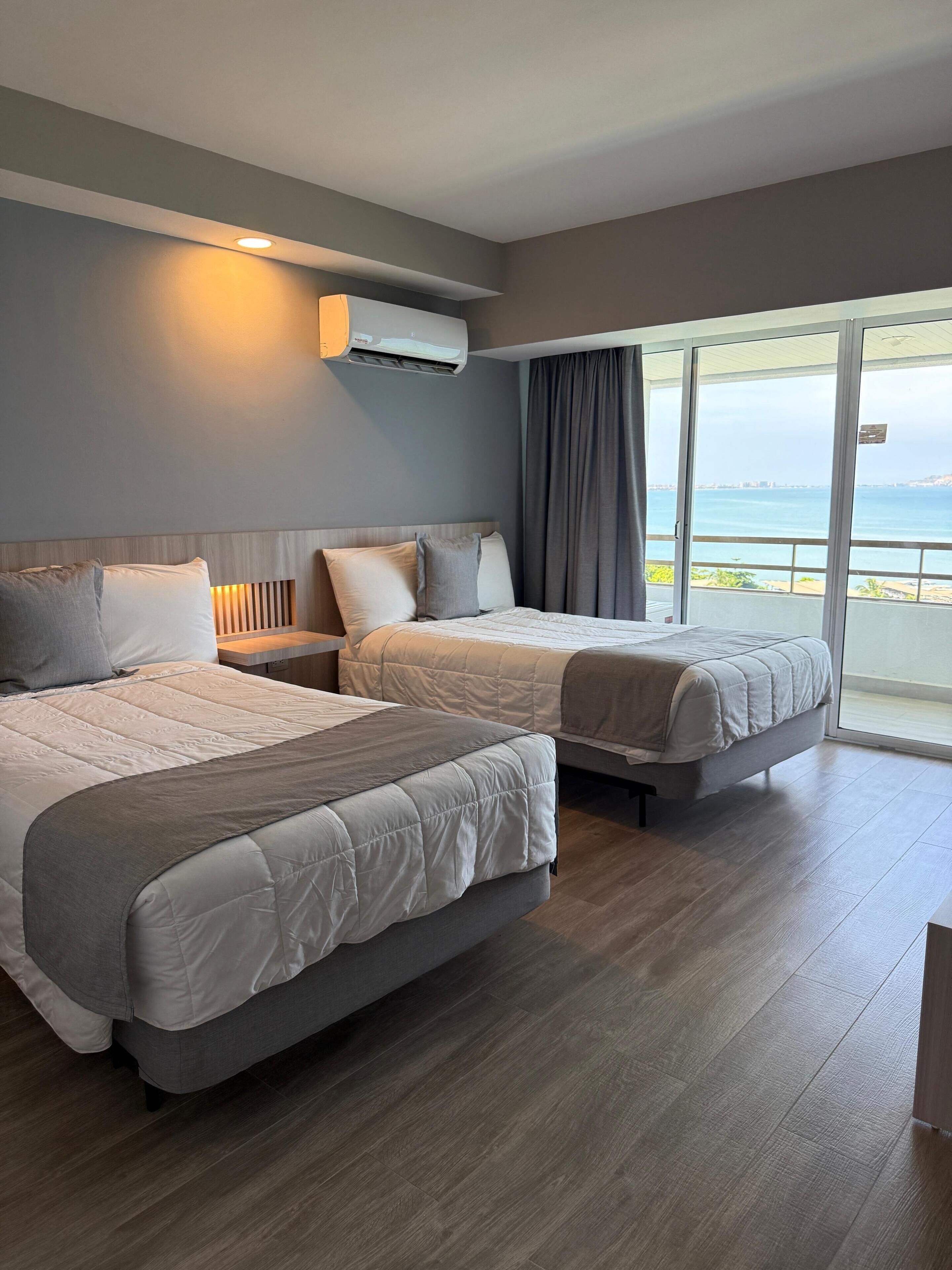 Habitación Deluxe doble | Ropa de cama de alta calidad, edredones de plumas, caja fuerte