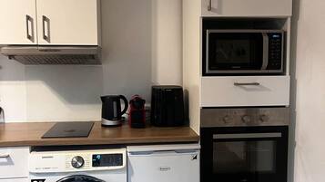 Réfrigérateur, micro-ondes, four, plaque de cuisson