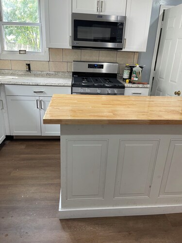 The L's Luxury 4 -Spacious 4-bedroom house with AC, fitness room in WEST Buffalo