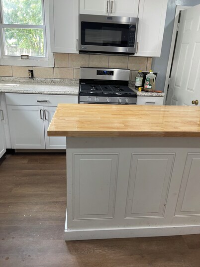 The L's Luxury 4 -Spacious 4-bedroom house with AC, fitness room in WEST Buffalo