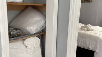 4 slaapkamers, een strijkplank/strijkijzer, gratis wifi, beddengoed