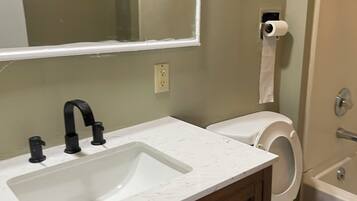 Een douche, een haardroger, handdoeken, zeep