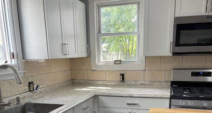 The L's Luxury 4 -Spacious 4-bedroom house with AC, fitness room in WEST Buffalo