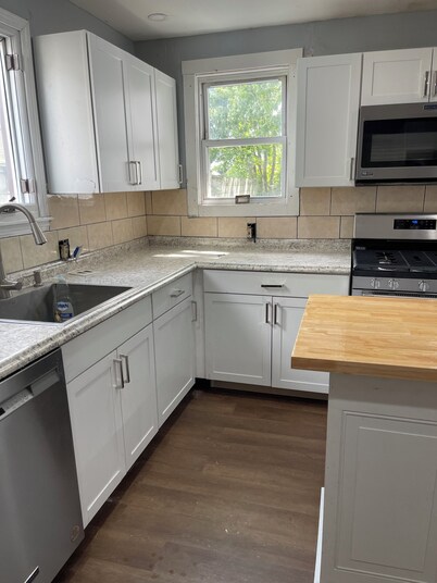 The L's Luxury 4 -Spacious 4-bedroom house with AC, fitness room in WEST Buffalo