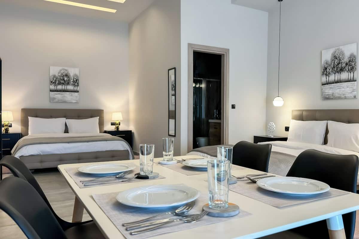 Suite junior, balcón, vista a la ciudad | 1 habitación, espacio para trabajar con laptop y cortinas blackout
