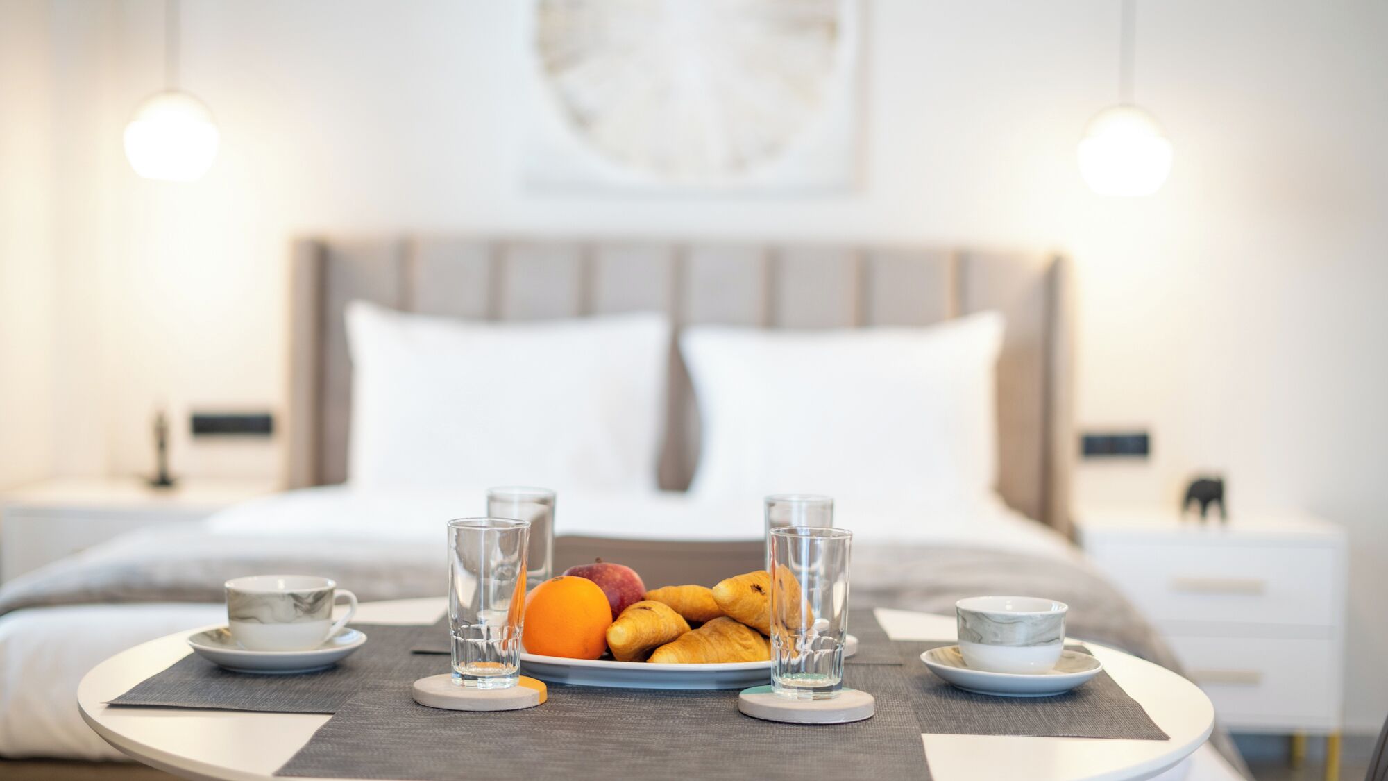 Suite junior, balcón, vistas a la ciudad | 1 dormitorio, espacio para trabajar con un portátil, cortinas opacas