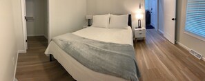 3 habitaciones, escritorio, tabla de planchar con plancha y wifi
