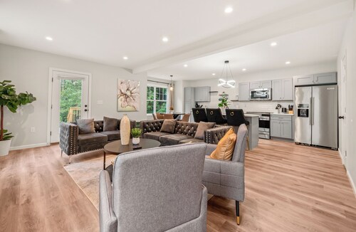 Stylish Townhome | Perfect for Family Gatherings & Events