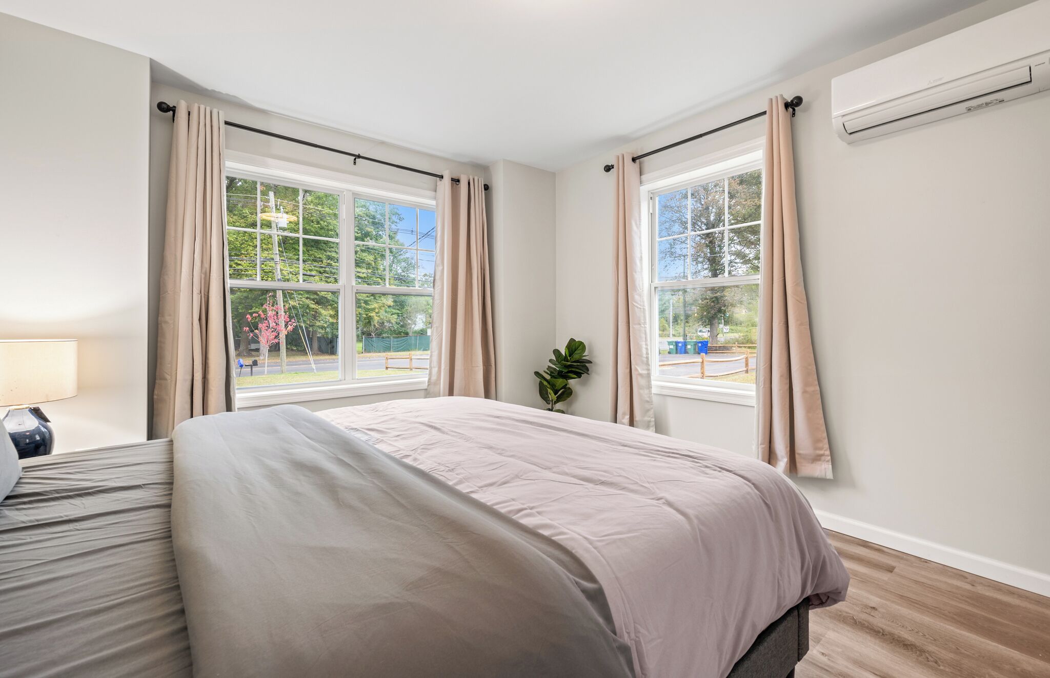 5 bedrooms, iron/ironing board, WiFi, bed sheets