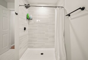 Haartrockner, Bidet, Handtücher, Seife