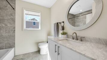 Haartrockner, Bidet, Handtücher, Seife