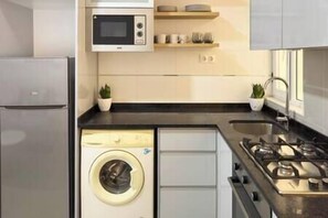 Een koelkast, een magnetron, een oven, een kookplaat