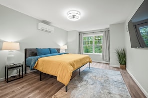 5 bedrooms, iron/ironing board, WiFi, bed sheets