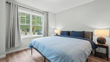 5 bedrooms, iron/ironing board, WiFi, bed sheets