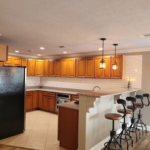 Kylskåp, mikrovågsugn, ugn och spishäll