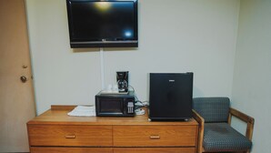 Mini-fridge, microwave, cookware/dishes/utensils - Falls View Inn (Niagara Falls)