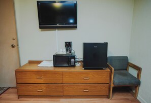 Mini-Kühlschrank, Mikrowelle, Kochgeschirr/Geschirr/Besteck