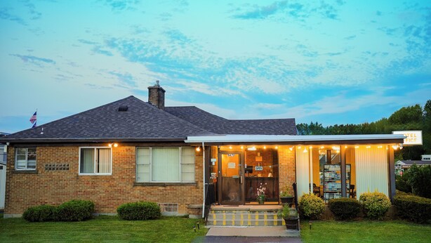 Front of property - Falls View Inn (Niagara Falls)