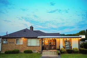 Front of property - Falls View Inn (Niagara Falls)