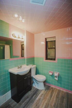 Free toiletries, hair dryer, bathrobes, towels - Falls View Inn (Niagara Falls)