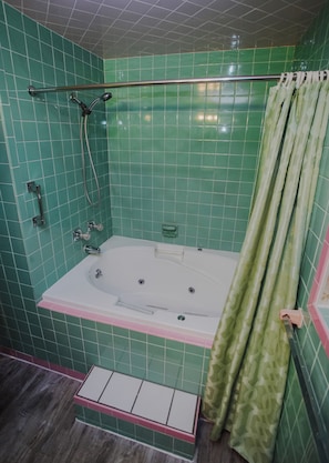 Luxury Room, 1 King Bed | Bathroom | Free toiletries, hair dryer, bathrobes, towels - Falls View Inn (Niagara Falls)