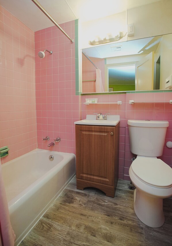 Bathroom - Falls View Inn (Niagara Falls)