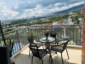 Outdoor dining - Quiet, centrally located lodging. All rooms have air conditioning and hot water. (Floridablanca)