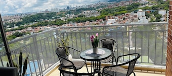 Centrally located and quiet apartment, all rooms are air-conditioned. 