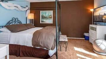 4 quartos, escrivaninha, ferros/tábuas de passar roupa, berço de viagem