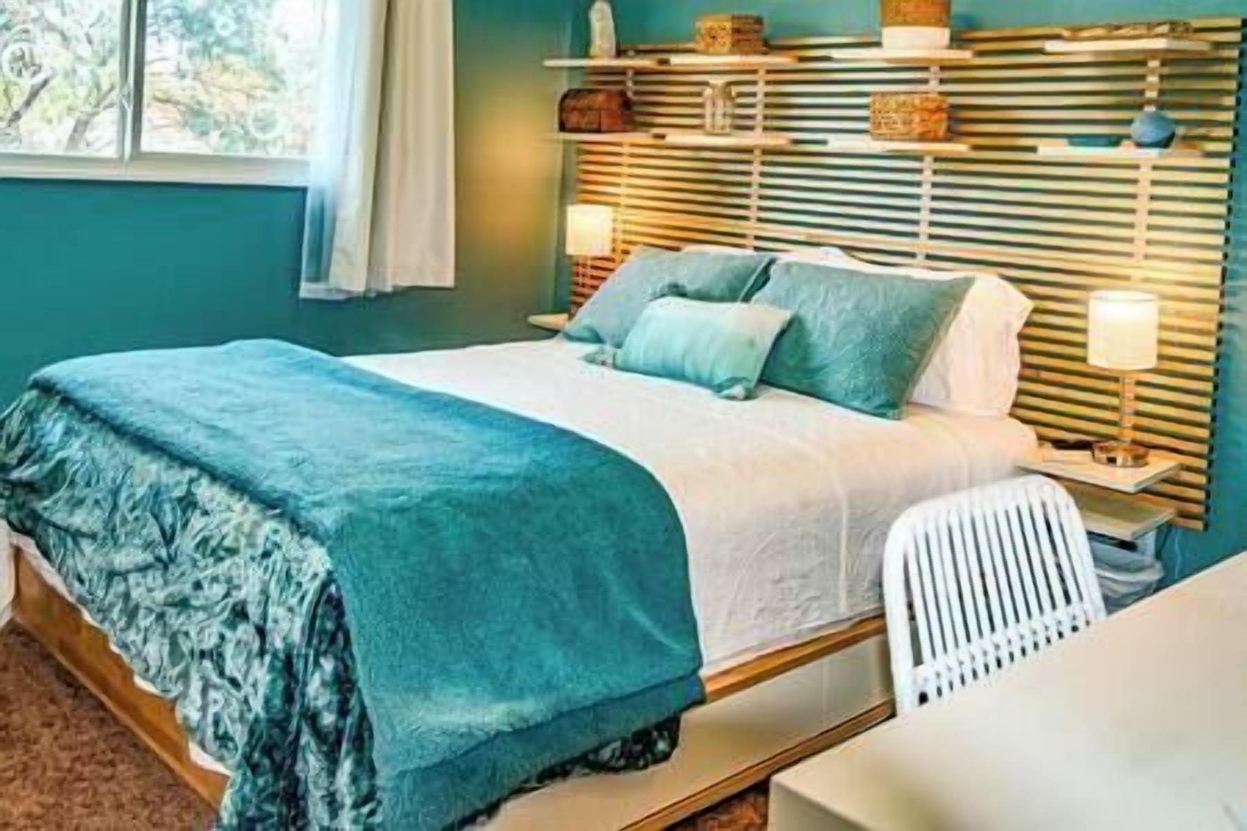 4 bedrooms, desk, iron/ironing board, travel cot