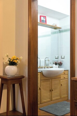 Dusj, hårføner, bidé og håndklær