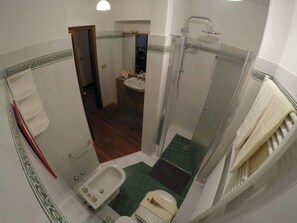 Dusche, Haartrockner, Bidet, Handtücher