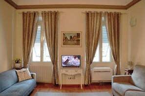 Smart TV y chimenea 